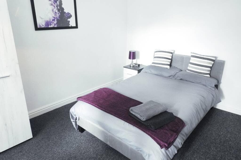 Accommodation at Outstanding and Spacious modern 4 bedroom house in hull