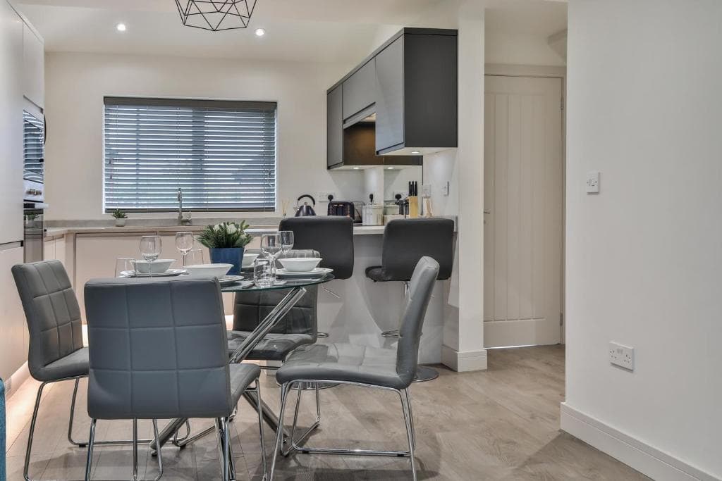 Accommodation at Renovated Whole House sleeps 4-5, WiFi, Parking near Sheffield Parkway in sheffield