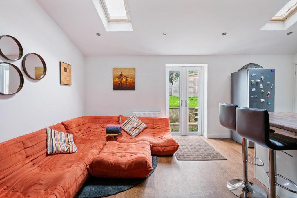 Accommodation at NEW Bright & Stylish 4BD Home City Centre of Leeds in leeds