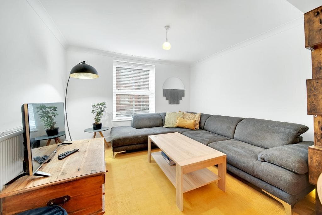 Accommodation at Pass the Keys Well Located 3 bed Town House with Free Parking in beverley