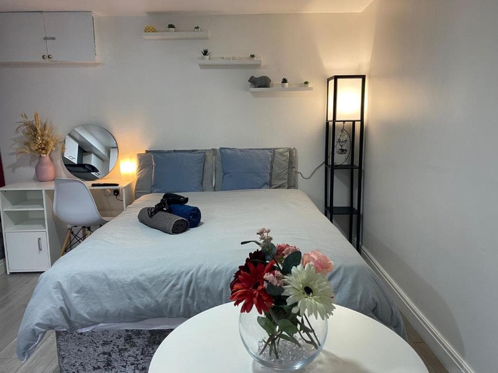 Accommodation at Charming, cosy hideaway with free WiFi, parking in roundhay