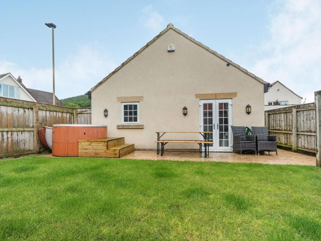 Accommodation at Sutton Cottage in faceby