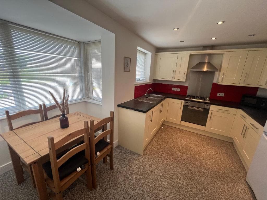 Accommodation at Super 4 Bedroom 7 Person and 3 Bathroom HOUSE in hull