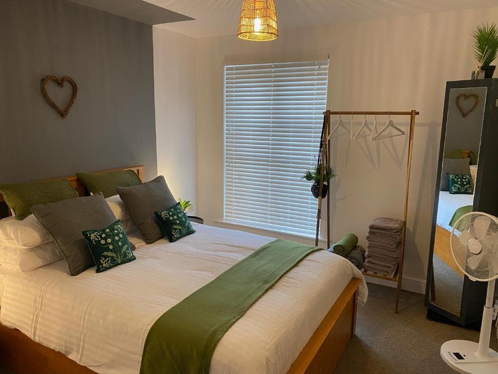 Accommodation at Trendy City Centre Hull Sleeps 2 or 4 with Free Secure Parking in hull