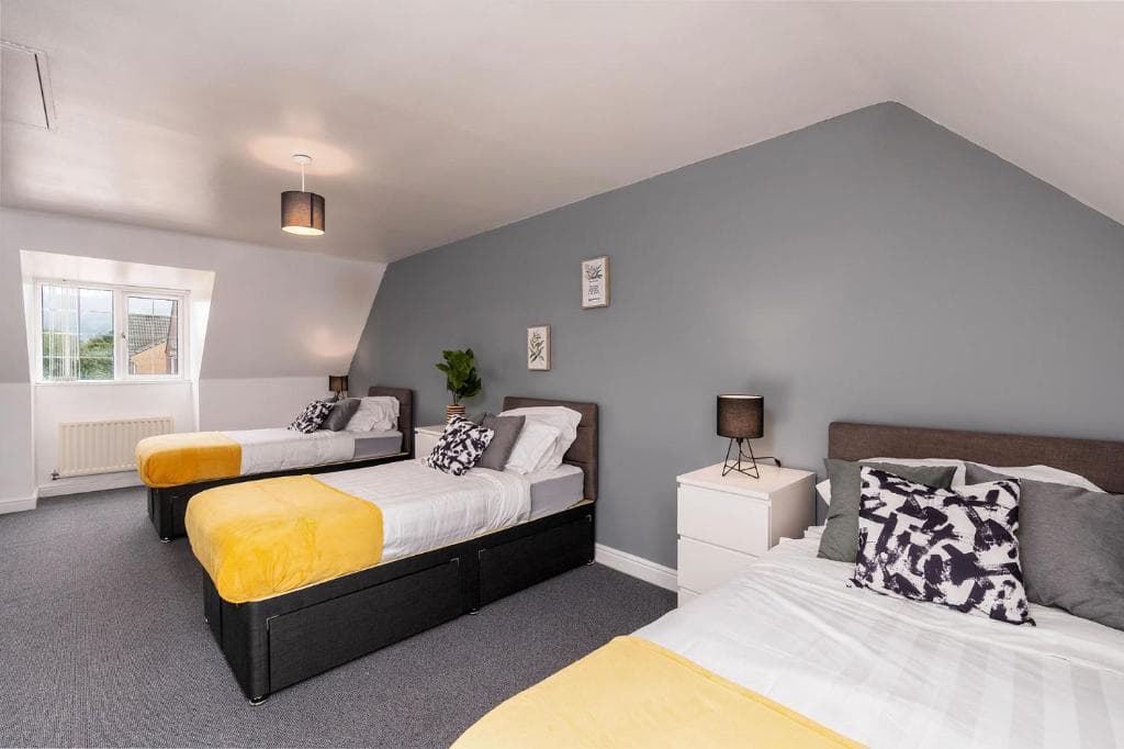 Accommodation at Spacious 3 Bed HomeโContractorโFree ParkingโGarden in mexborough