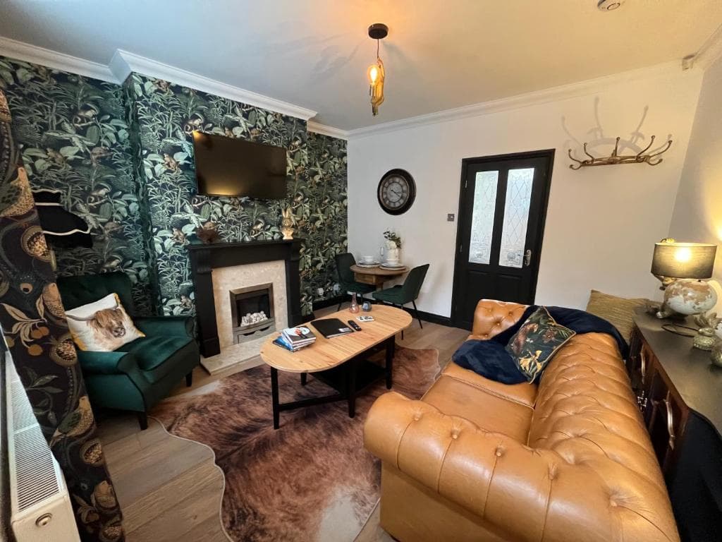 Accommodation at Contemporary & Chic inner terrace 5 mins from Barnsley town centre in barnsley