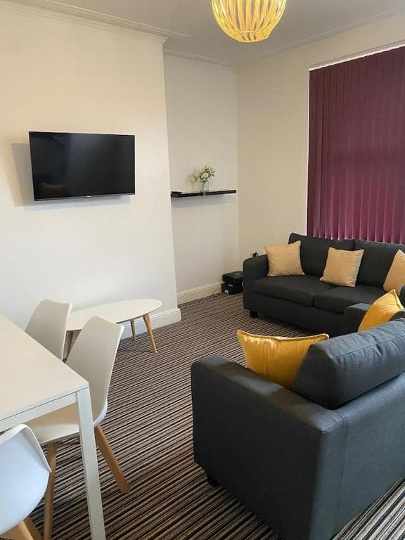 Accommodation at Spacious house with 3 ensuite bedrooms in Leeds in knowsthorpe