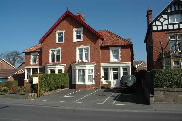 Accommodation at Holmleigh Guest House in whitby railway station