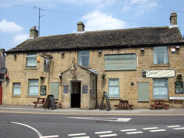 Pub The Blacksmiths Arms in millhouse green