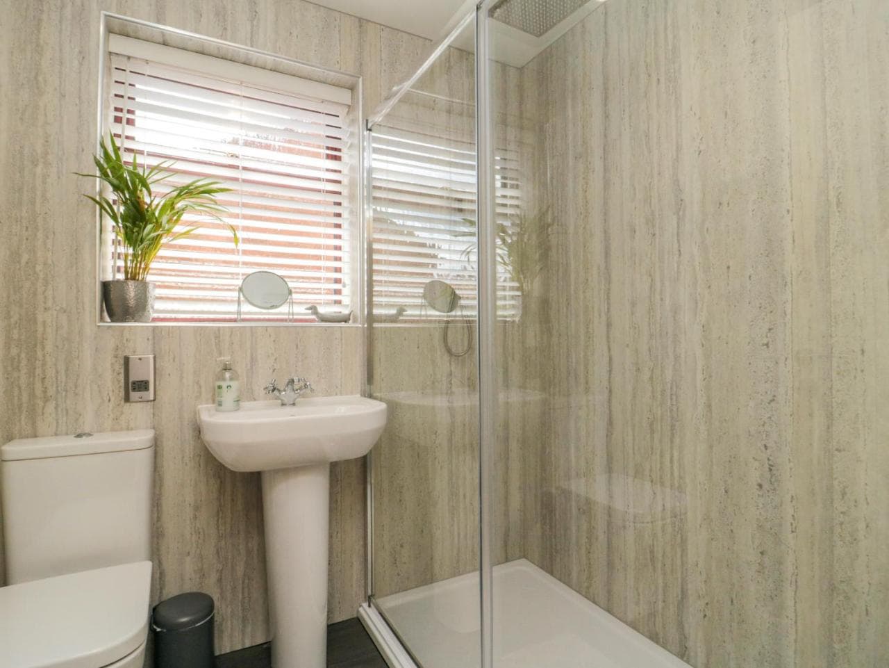 6 Fairfax Close — photo 3