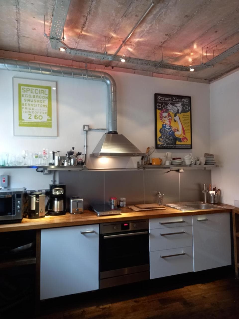 Great room in cool house — photo 2