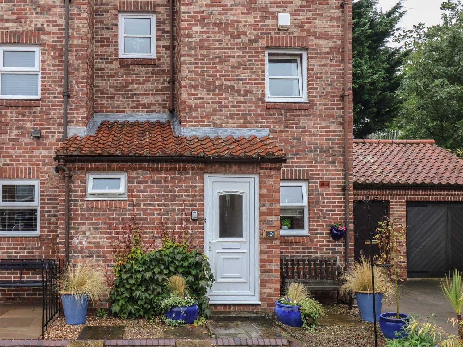New Tower House- 10 Pear Tree Court — photo 2