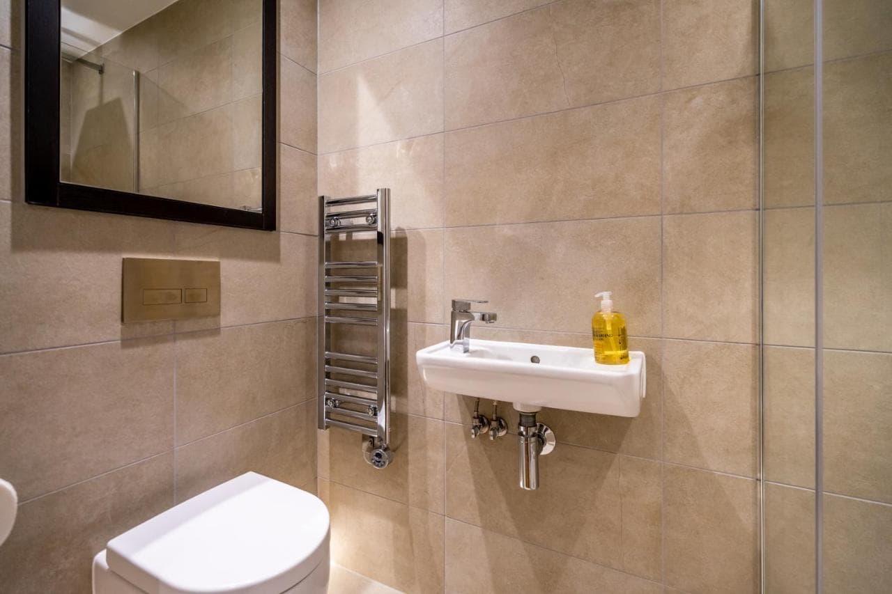 The Ebor Suite @ Ryedale House — photo 7