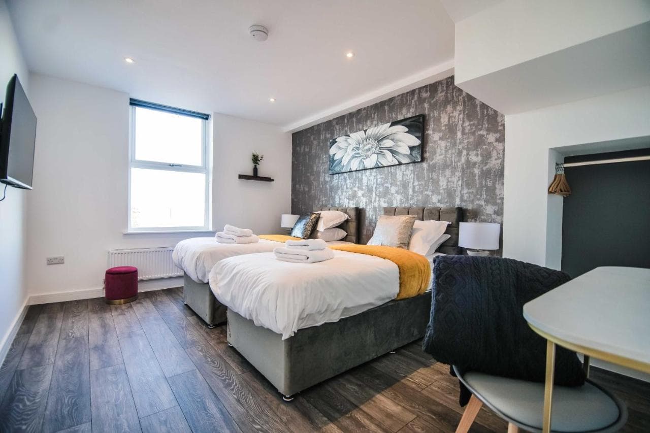York Crescent Apartments — photo 2
