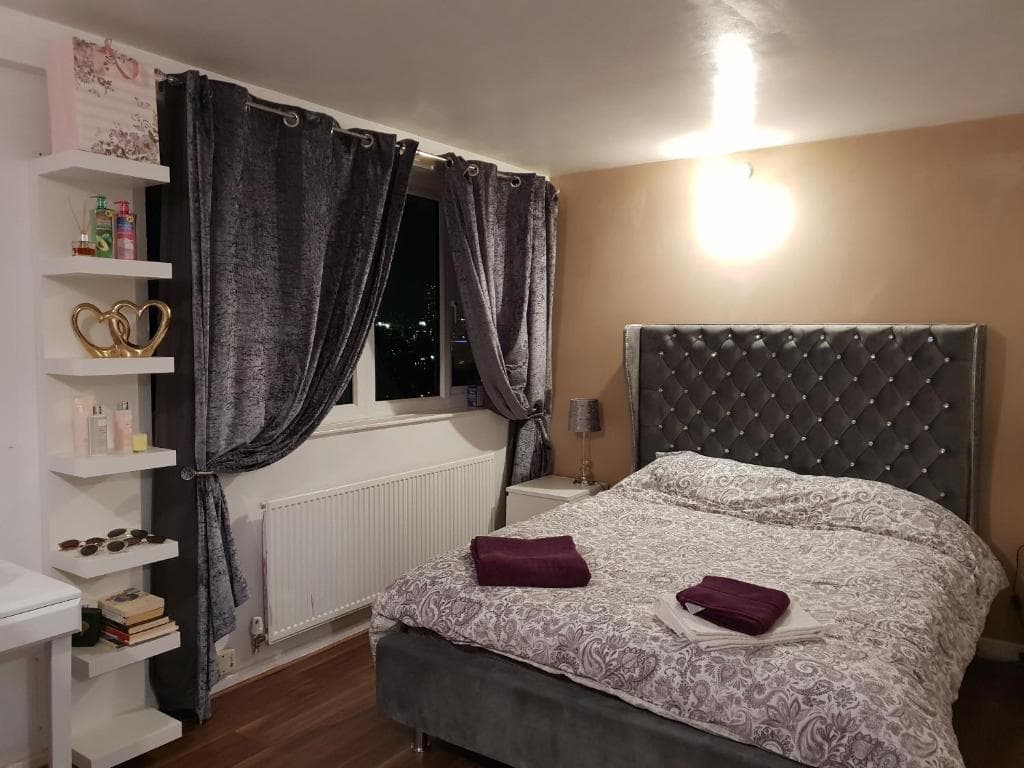 Superior King Room Image 2