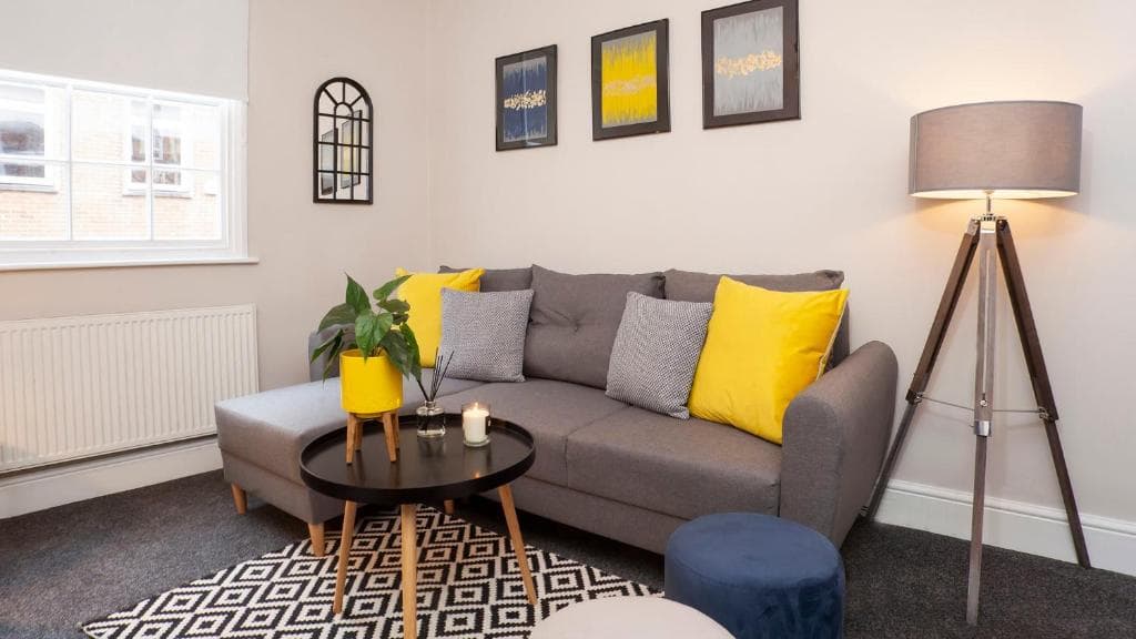 Stylish and most central 2 bed City Centre Apartment Image 2
