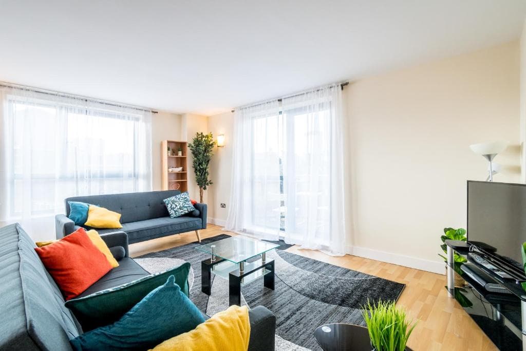 Spacious City 2 Bed, 2 Bath, FREE PARKING & WiFi Image 3