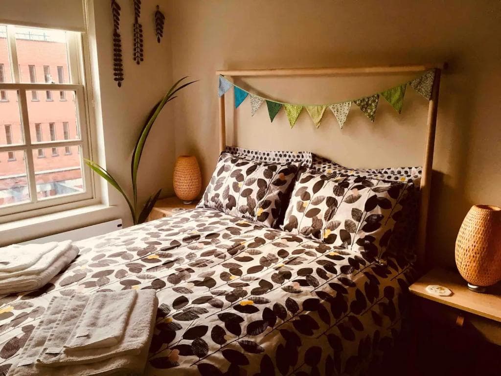 Stylish City Centre Flat Image 1