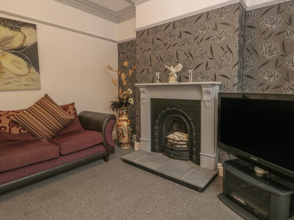 Cosy Coast Cottage Image 1
