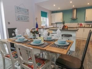 Cosy Coast Cottage Image 2