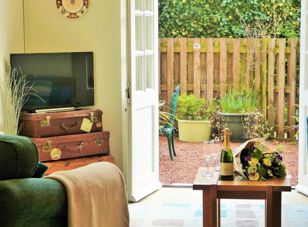 County House City Centre with parking Sleeps 4 Image 5