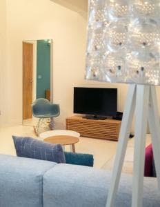Regent House deluxe 2 bedroom apartment Image 2