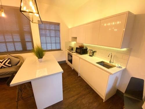 Studio at The Coach House Apartments Image 2