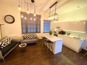 Studio at The Coach House Apartments Image 3