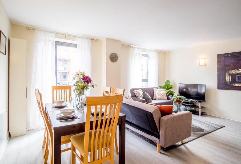 KING SIZE Bed, 2 Bath, FREE PARKING & WiFi Image 2