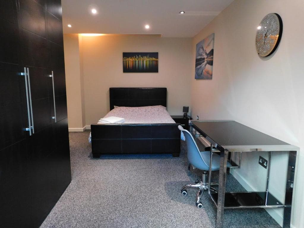 DJS - Modern City Apartment Image 1