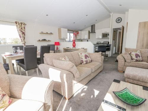 Superb detached lodge located on Skipsea Sands Image 3