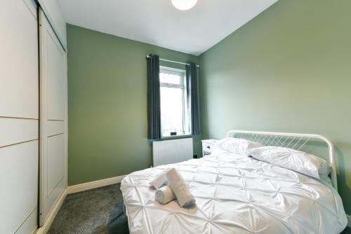 4 Bedroom, 2 bathroom house - Free Parking Image 2