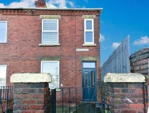 4 Bedroom, 2 bathroom house - Free Parking Image 3