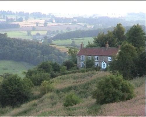 Cottage with amazing views of the North York Moors Image 3