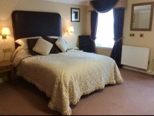 The Golden Lion Hotel Image 3