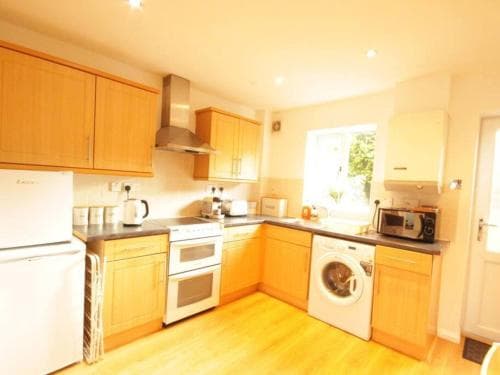 Fantastic 2-Bed House in Hull Garden Sky tv Image 1