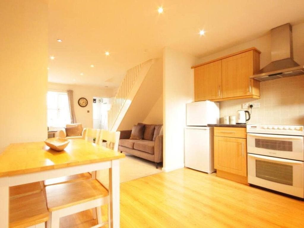 Fantastic 2-Bed House in Hull Garden Sky tv Image 2