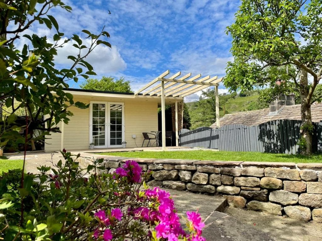 Apple tree hut, in a private garden Image 3