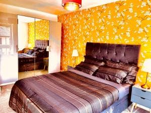 Modern townhouse, Sleeps 4 with parking Image 1