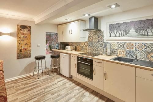 Host & Stay - The Milton Image 9