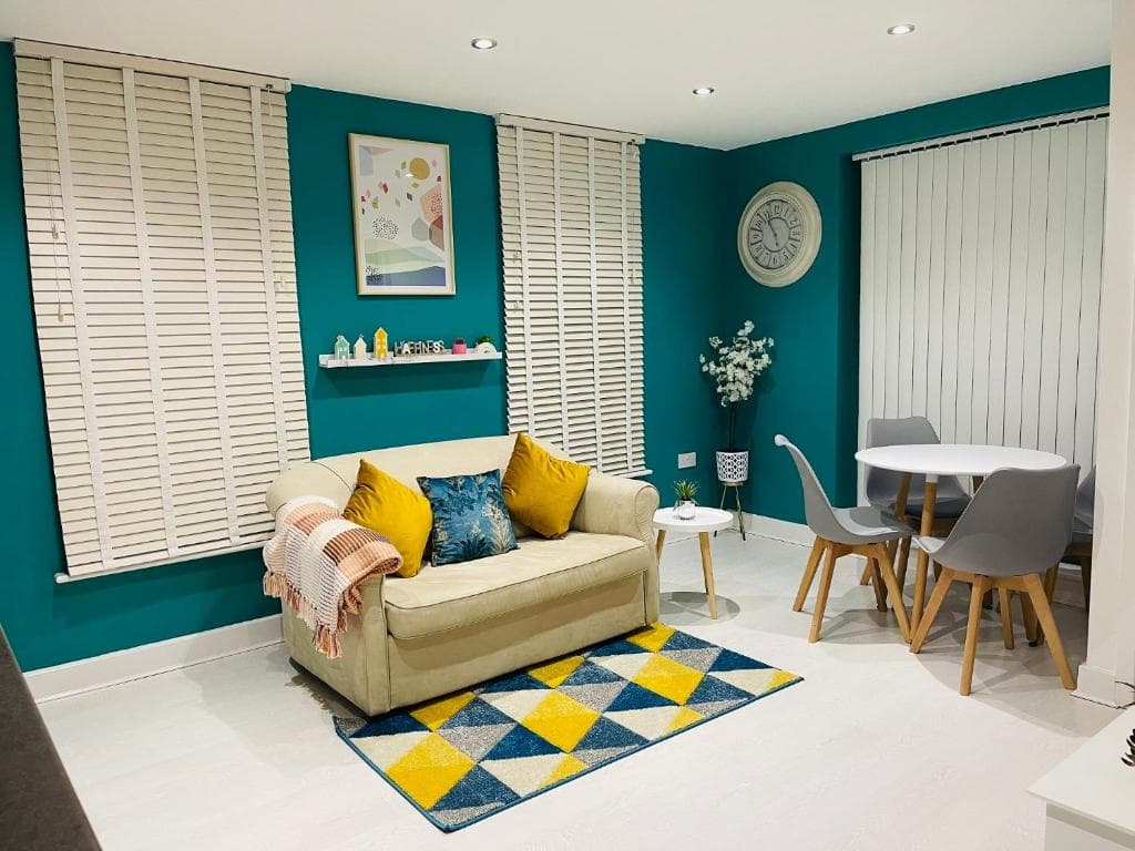 Cheerful 2-bed townhouse in Wakefield with parking Image 1