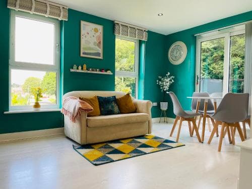 Cheerful 2-bed townhouse in Wakefield with parking Image 2