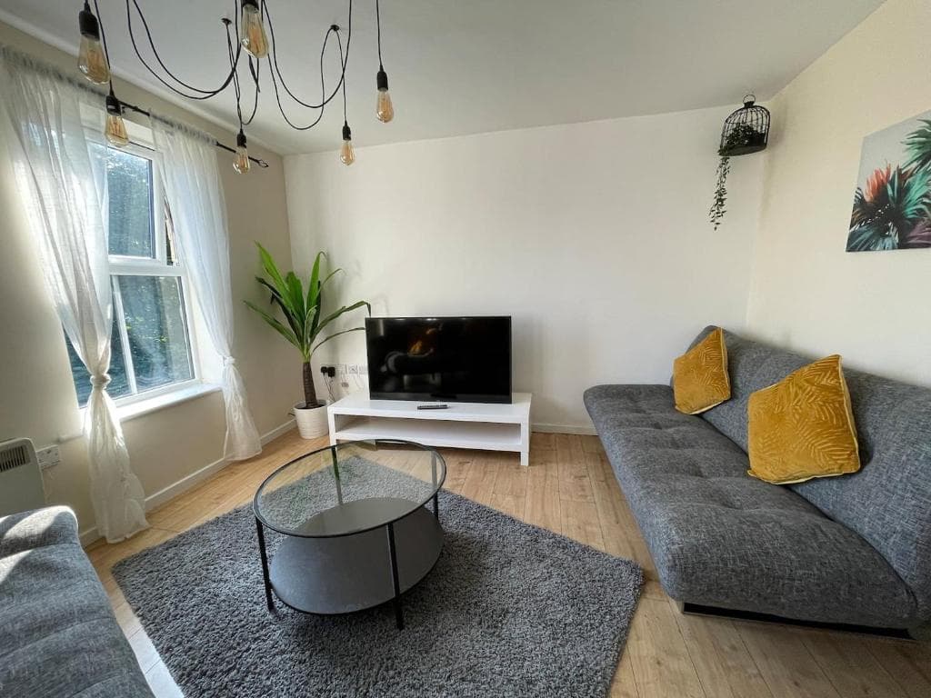 Modern 4BR Apartment in Great Location Image 1