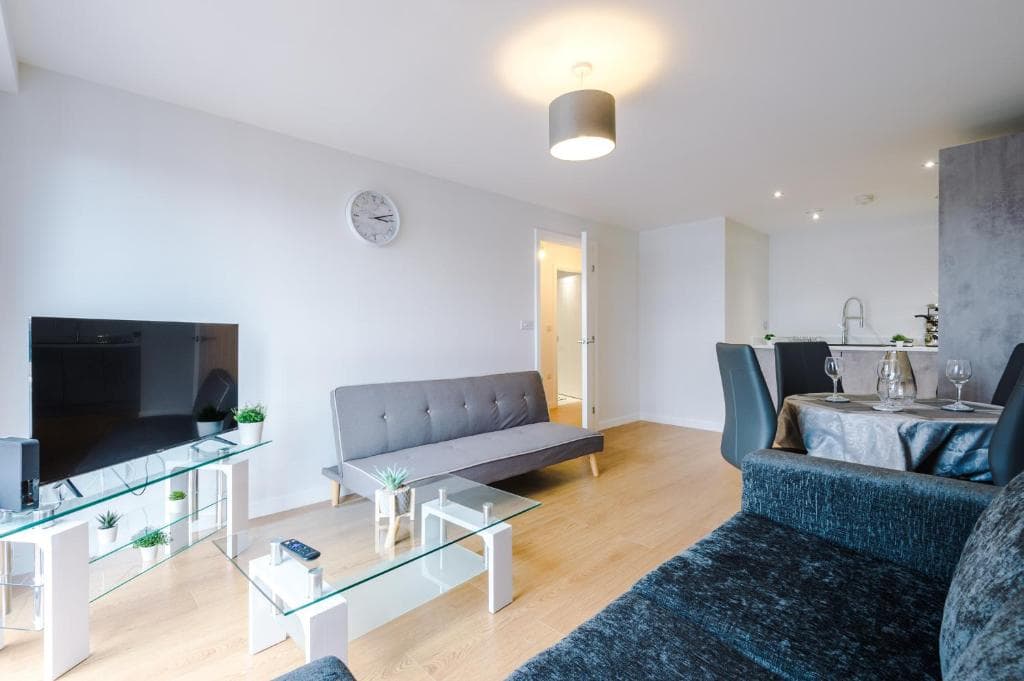 ✰OnPoint - MODERN 2 Bed Apartment Close To Centre✰ Image 3