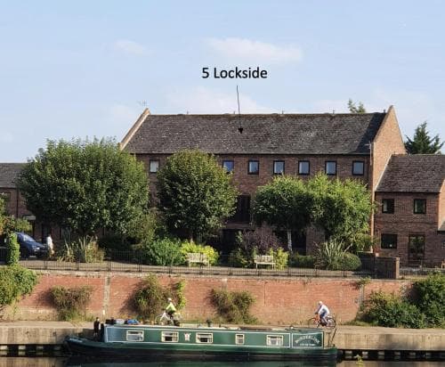 5 Lockside *Free private parking* *City centre* Image 3