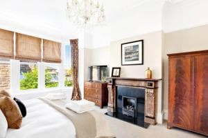 Central Harrogate townhouse apartment with parking Image 3