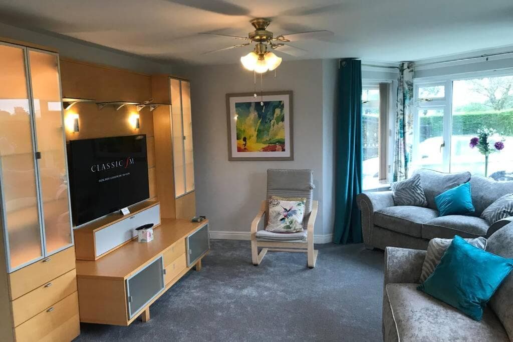 Spacious Luxury 2 bed Flat with Sauna and triple garage Image 1