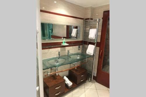 Spacious Luxury 2 bed Flat with Sauna and triple garage Image 2
