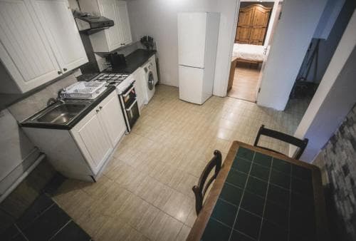 Beautiful 1-Bed Basement flat in Leeds Image 1