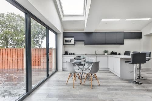 Large, Modern Apartment with En-suites, Wifi, Parking Image 1